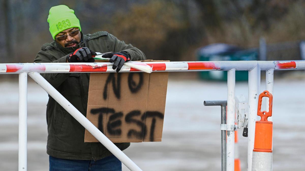 With the gates locked, Phil Butler, a business agent at Heavy Construction Laborers, posted a sign noting that the drive-thru COVID-19 testing scheduled at the facility at 7820 Prospect Ave., on Thursday, Jan. 6, 2022, was cancelled. The Missouri Department of Health and Senior Services posted on their website that the extreme cold weather force the cancellation of the testing.
