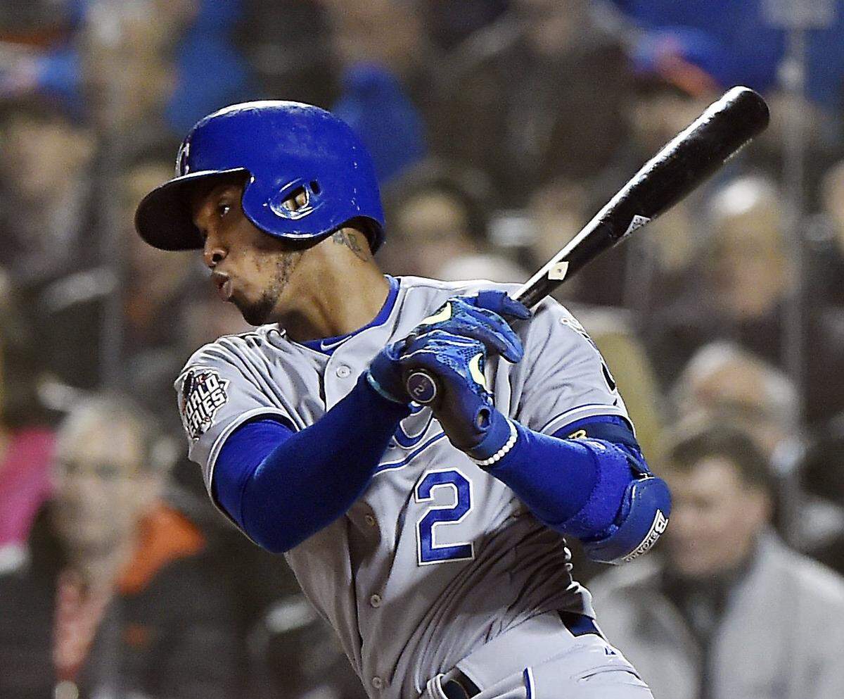 Kansas City Royals shortstop Alcides Escobar hits a single in the first inning during Game 4 of the World Series on Saturday, October 31, 2015 at Citi Field in New York.