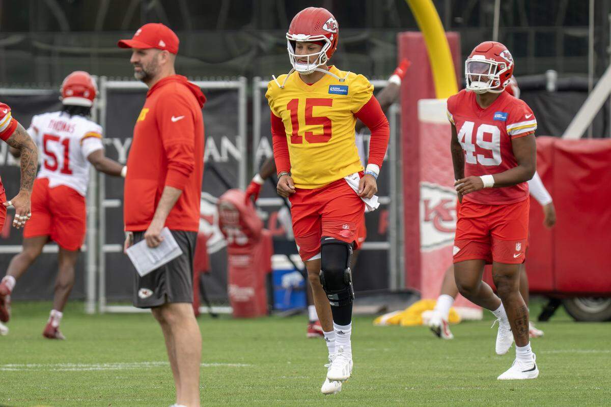 Kansas City Chiefs quarterback Patrick Mahomes (15) warms up during practice at the Chiefs' training facility on Thursday, May 28, 2026, in Kansas City.