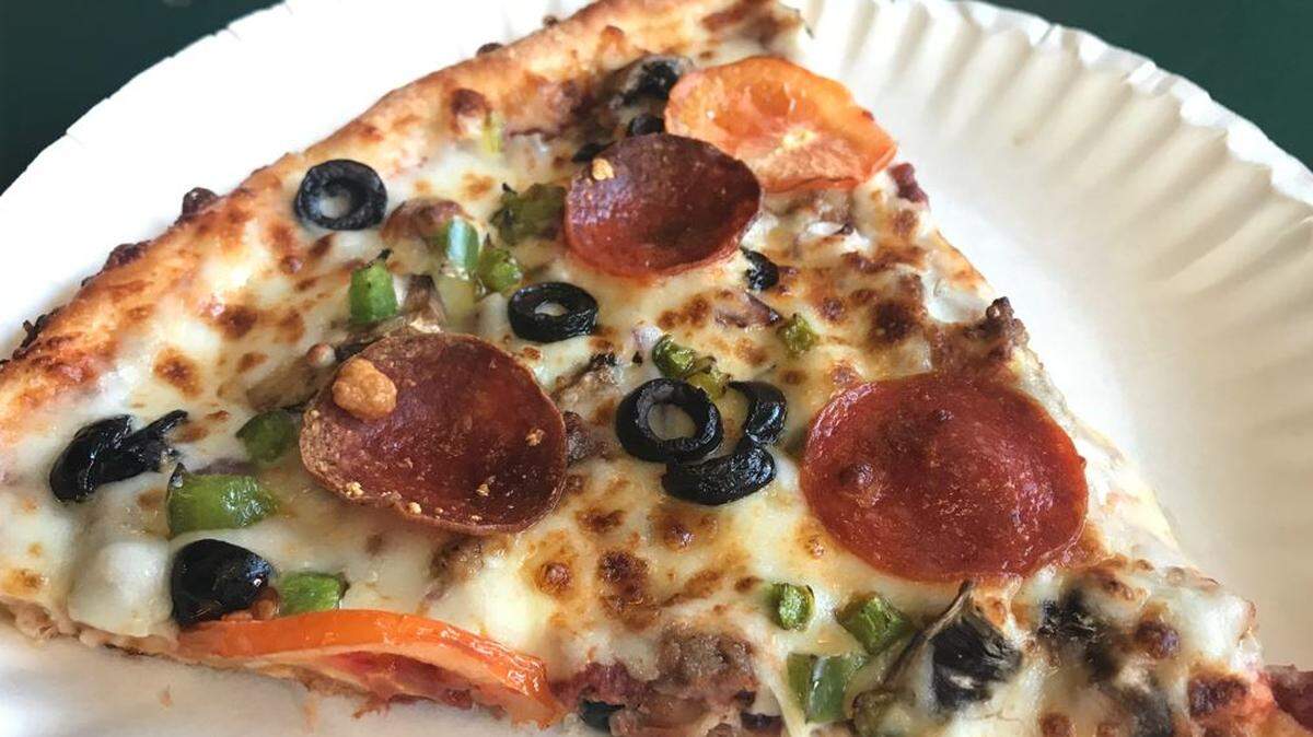 Hot pizza served quickly made Joe’s a destination for lunch workers, as well as bar patrons who formed long lines into the early morning hours.