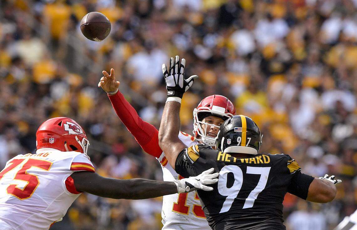 Kansas City Chiefs quarterback Patrick Mahomes threw a 29-yard touchdown pass to wide receiver Tyreek Hill in the fourth quarter over Pittsburgh Steelers defensive tackle Cameron Heyward in Pittsburgh. It was Mahomes’ sixth touchdown pass of the game and his 10th in the 2018 regular season.