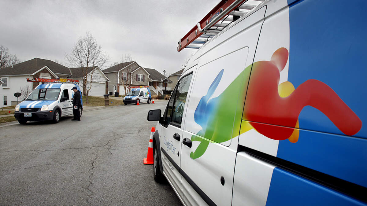 Installers for Google Fiber conferred while working on Tuesday afternoon, March 19, 2013, in the Piper area of northwest Kansas City, Kan., near Donahoo and Hutton roads.   20130319    KEITH MYERS/The Kansas City Star