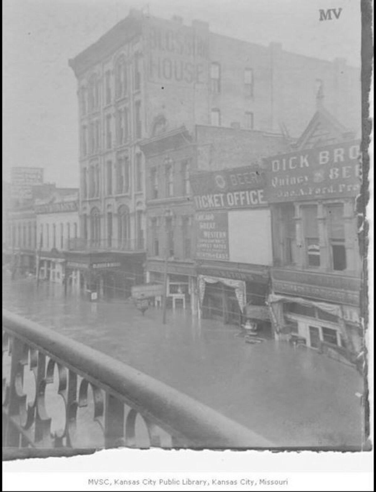 The actual Blossom House Hotel, seen here during the 1903 flood, was located on Union Avenue, not Santa Fe Street. It closed and in 1920 was dismantled.