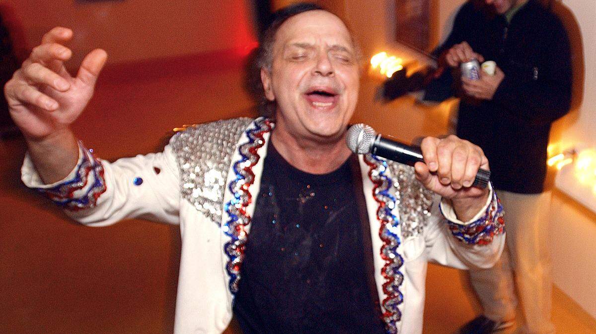 In addition to his gig at the Cigar Box, Latta performed frequently at private parties and corporate events. Overland Park residents Steve and Laura St. Denis hired him to sing the national anthem and a five-song halftime set during a Chiefs “Monday Night Football” game in 2004.