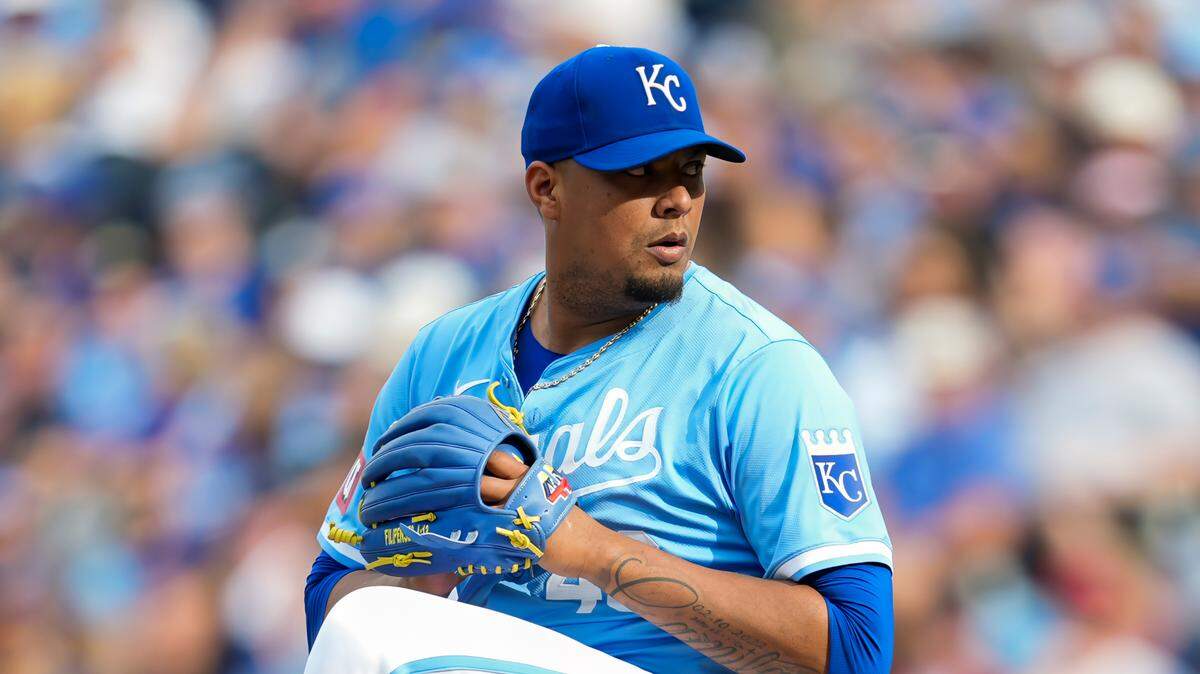 Kansas City Royals relief pitcher Carlos Hernandez (43) pitches during the eighth inning against the Cleveland Guardians at Kauffman Stadium on Sept. 2, 2024.