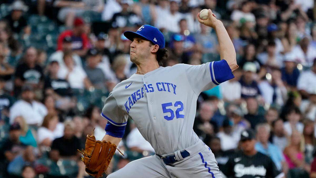 Kansas City Royals starting pitcher Daniel Lynch delivers during the first inning of a baseball game against the Chicago White Sox Monday, Aug. 1, 2022, in Chicago. (AP Photo/Charles Rex Arbogast)