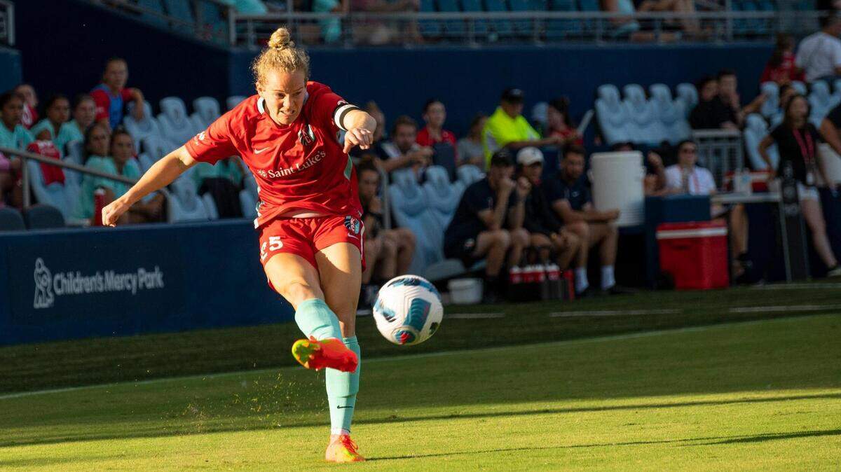 Kansas City Current midfielder Kristen Hamilton crosses the ball to a teammate during the second half of Sunday’s game at Children’s Mercy Park.