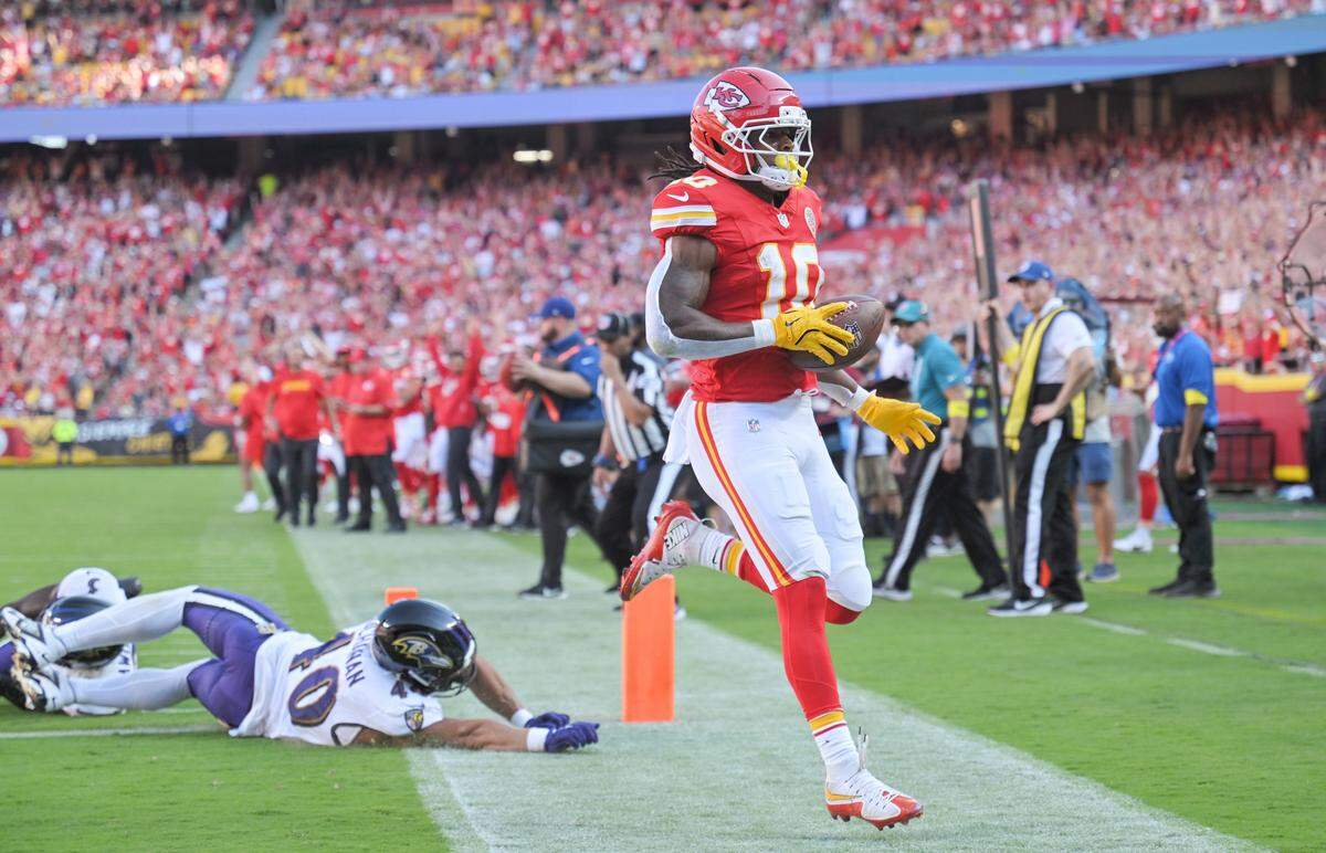 Kansas City Chiefs running back Isiah Pacheco (10) runs in with the ball past the defense of Baltimore Ravens linebacker Teddye Buchanan (40) after making a catch in the second quarter on Sunday, Sept. 28, 2025, at GEHA Field at Arrowhead Stadium.