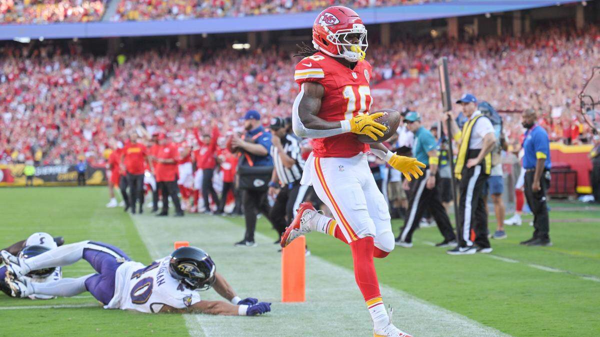 Kansas City Chiefs running back Isiah Pacheco (10) runs in with the ball past the defense of Baltimore Ravens linebacker Teddye Buchanan (40) after making a catch in the second quarter on Sunday, Sept. 28, 2025, at GEHA Field at Arrowhead Stadium.