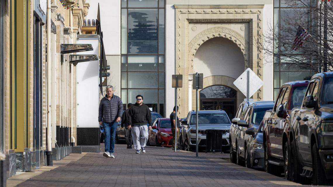 KC advances plan to privatize Plaza’s sidewalks, giving developer more authority