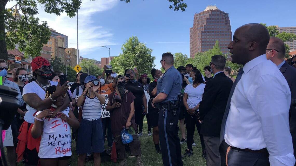 Crowd gets angry as police arrest person during KC mayor’s talk with Plaza protesters