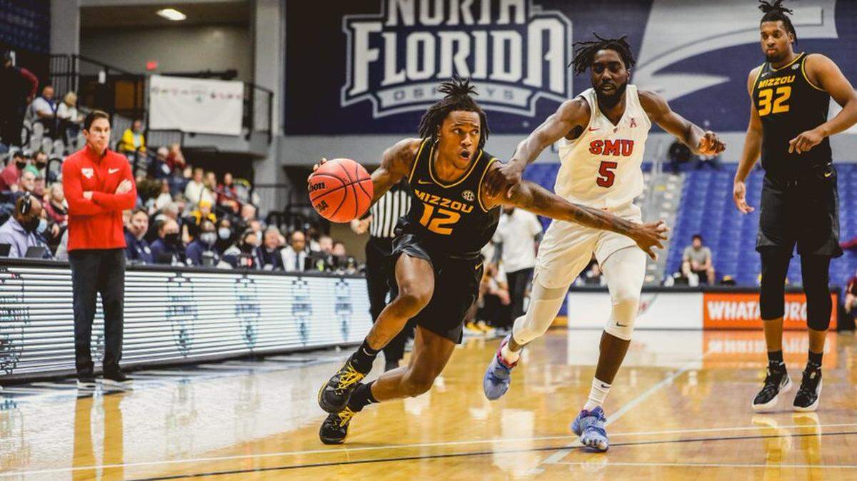 Guard DaJuan Gordon drives to the basket in the Missouri Tigers’ comeback victory over SMU in the Jacksonville Classic on Sunday, Nov. 21.