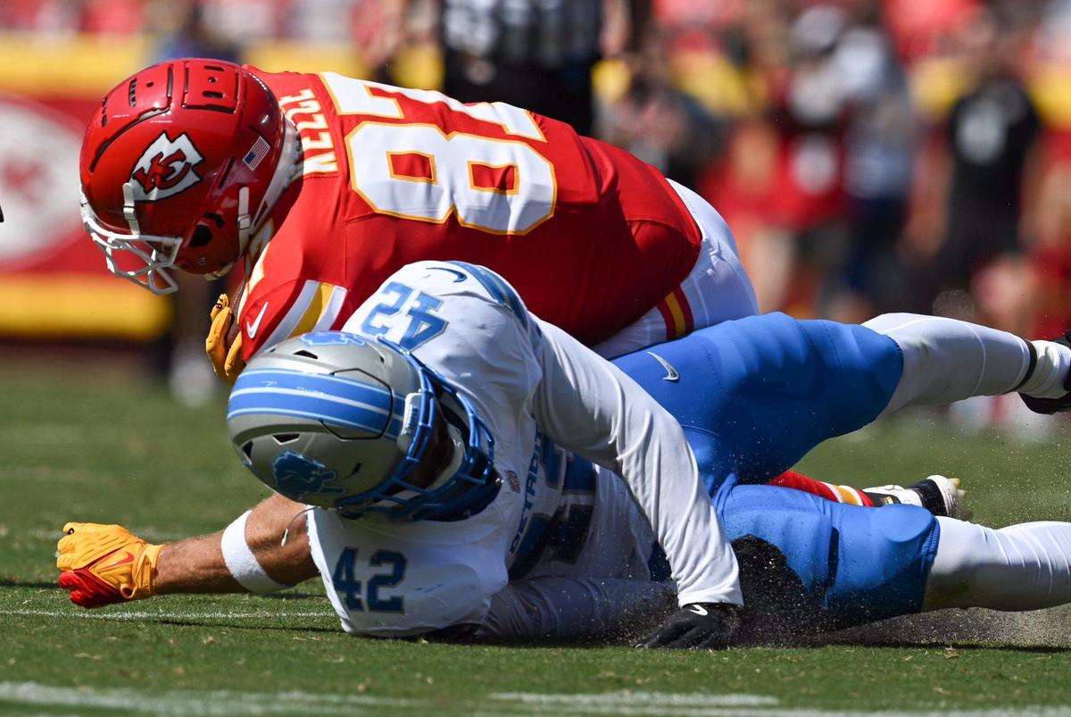Kansas City Chiefs tight end Travis Kelce (87) comes down with a pass reception in the first quarter Saturday against the Detroit Lions. (081724, Arrowhead Stadium)