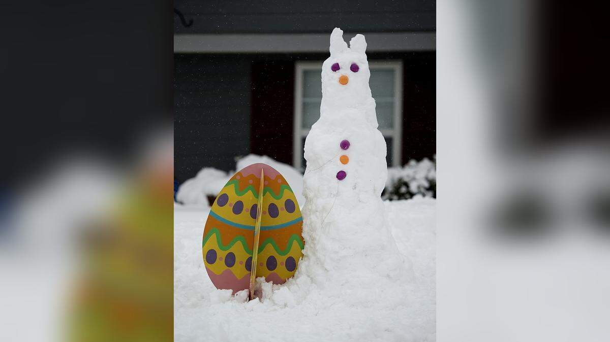 Phone apps indicated there's a chance for snow on Easter Sunday in Kansas City. While there's some indication that's possible, forecasters say it's too early for a reliable forecast. In 2013, an Easter bunny snowman and egg decorated the front yard of a Belton home on Palm Sunday.