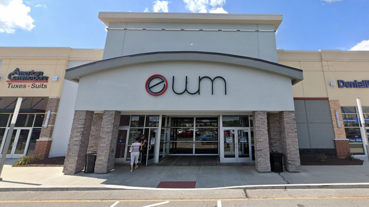 A shark in the Eastwood Mall aquarium in Ohio died after a malfunction in the tank, the mall said.