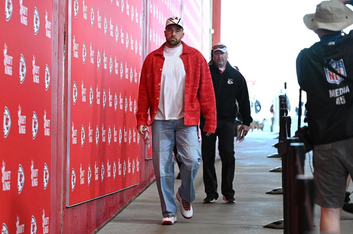 Travis Kelce slouchy red sweater coordinated with the red game-day ensemble girlfriend Taylor Swift wore to the game.