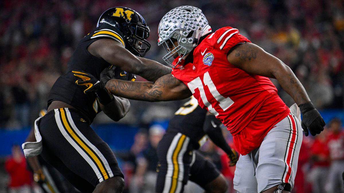 Ohio State Buckeyes offensive lineman Josh Simmons (71) blocks Missouri Tigers defensive lineman Darius Robinson (6) during the second quarter at AT&T Stadium.
