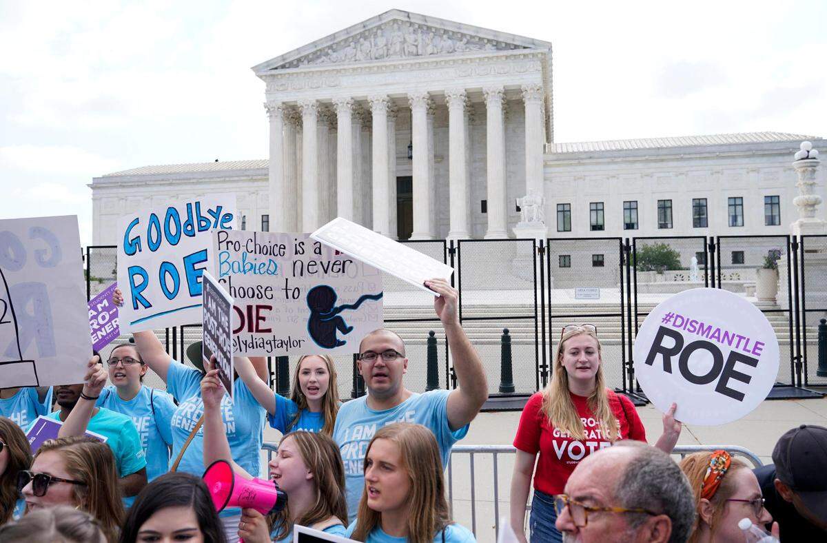 Manifestantes protestan contra el aborto ante la Corte Suprema en Washington, el viernes 24 de junio de 2022. La Corte Suprema puso fin a las protecciones constitucionales para el aborto que habían estado vigentes durante casi 50 años en una decisión de su mayoría conservadora que anula el caso Roe vs. Wade. Se espera que el resultado del viernes conduzca a la prohibición del aborto en aproximadamente la mitad de los estados.