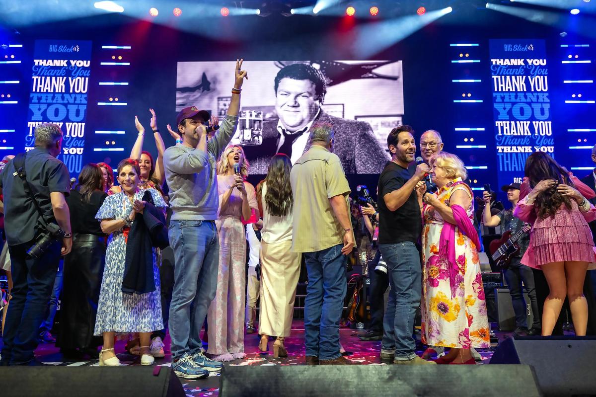 Jason Sudeikis leads the Big Slick cast in singing the “Cheers” theme song, “Everyone Knows Your Name”? In tribute to his late uncle George Wendt on Saturday, May 31, 2025, at the T-Mobile Center in Kansas City.