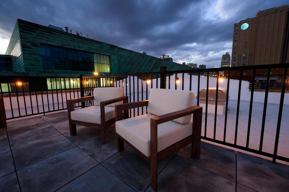 Green Dirt on Oak’s rooftop deck overlooks Kansas City’s Crossroads.