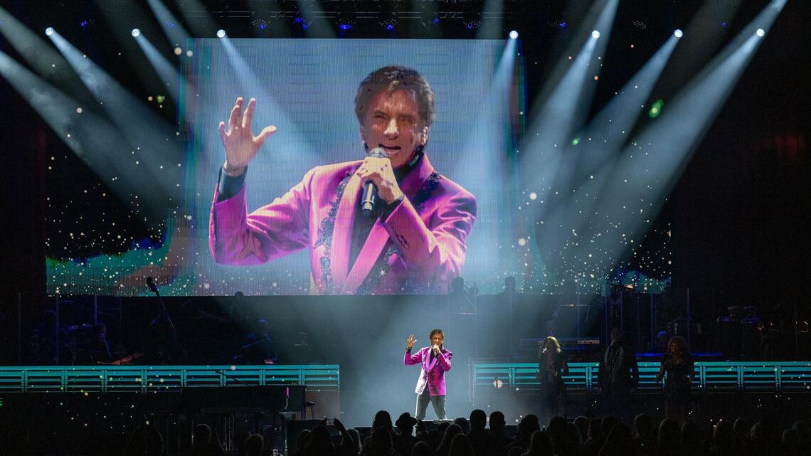 Barry Manilow brings down the house during Kansas City show at T-Mobile. See the photos