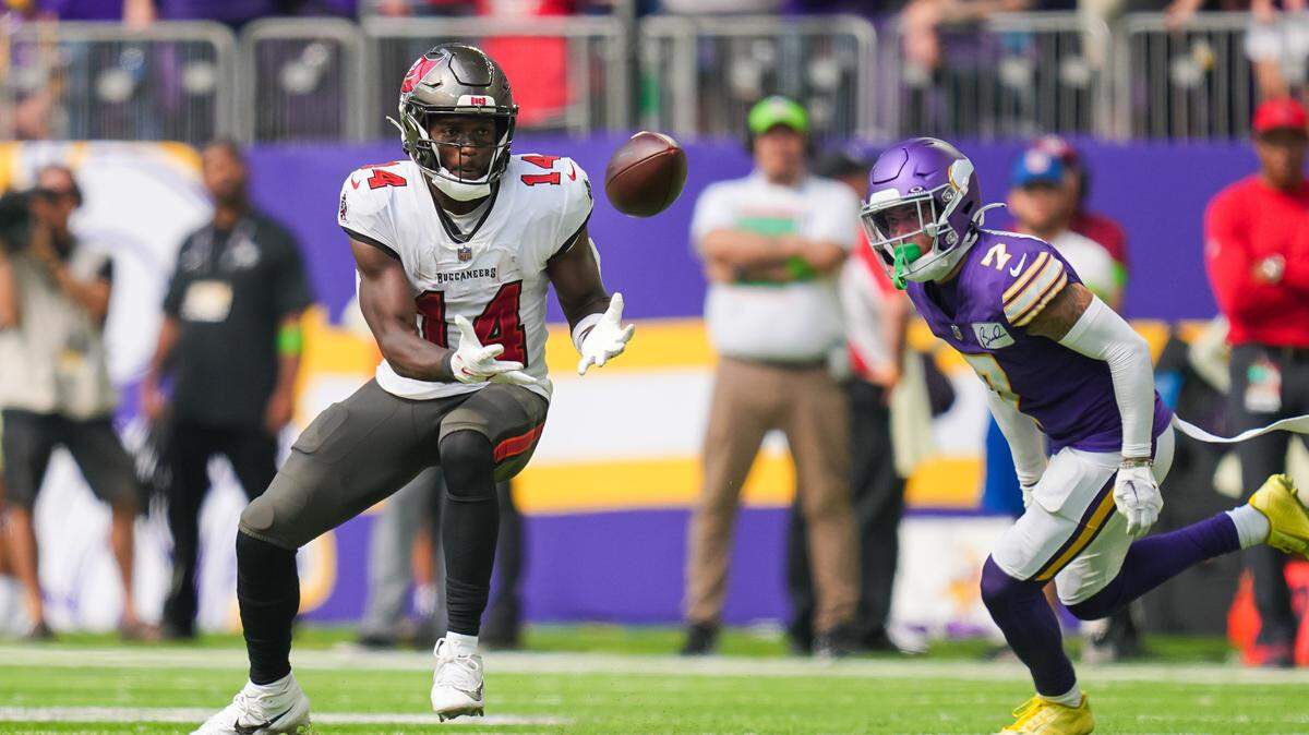 Tampa Bay Buccaneers wide receiver Chris Godwin (14) catches a pass against the Minnesota Vikings cornerback Byron Murphy Jr. (7) in the fourth quarter at U.S. Bank Stadium.