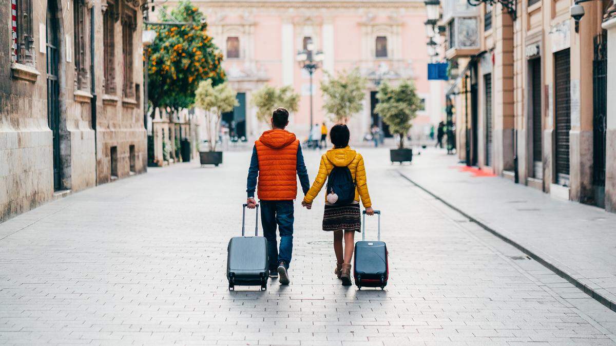 Before settling on vacation plans, take a few tips to save money.
