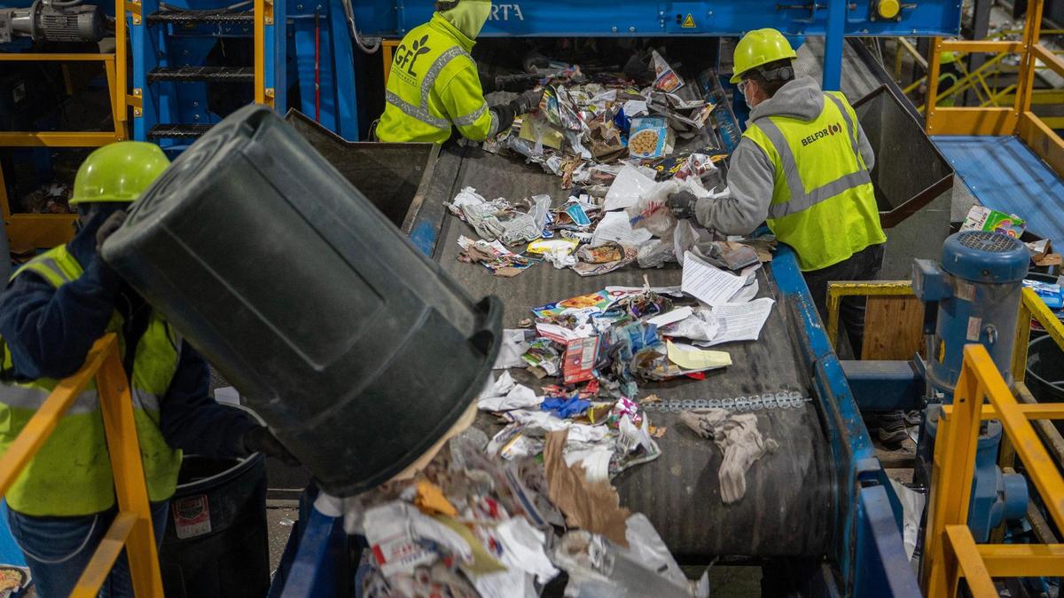 Do food scraps ruin a whole batch of recycling in Kansas City? Your questions, answered