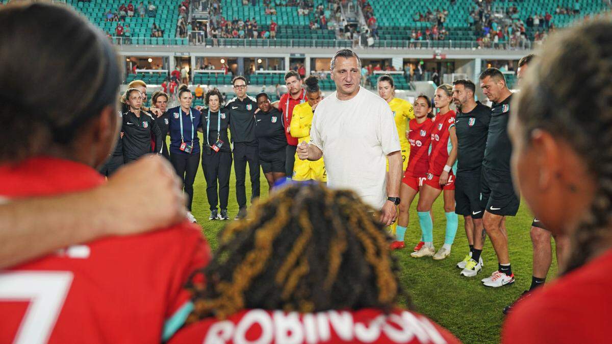 Kansas City Current head coach Vlatko Andonovski talks to the team after a 3-3 tie against Racing Louisville FC at CPKC Stadium on May 18, 2024.