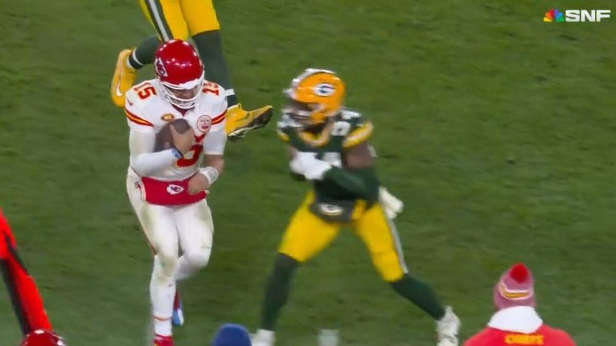 Patrick Mahomes absorbed a big hit late in the Chiefs’ loss to the Packers.