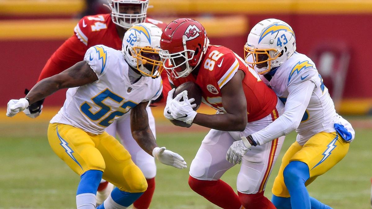Kansas City Chiefs tight end Deon Yelder makes a catch as Los Angeles Chargers middle linebacker Denzel Perryman and cornerback Michael Davis tackle him in the first quarter of the Chiefs game against the Los Angeles Chargers at Arrowhead Stadium Sunday, Jan. 3, 2021. The Chargers defeated the Chiefs 38-21.