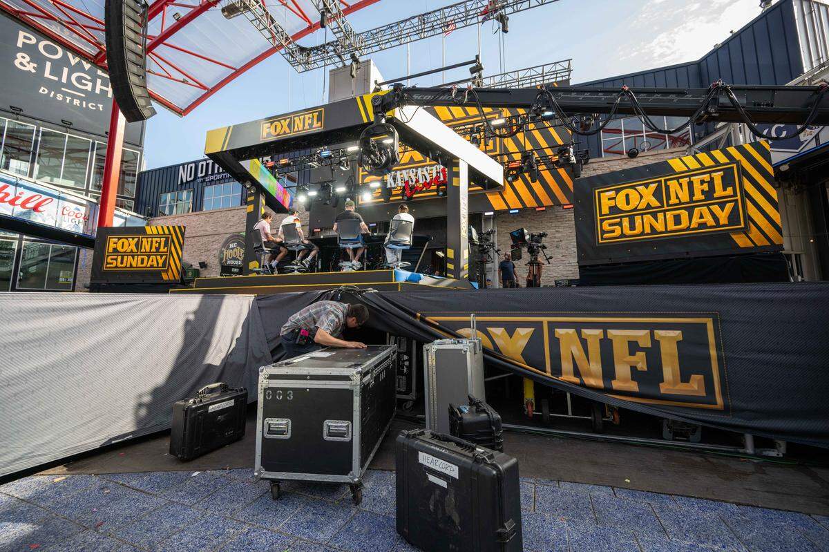 A crew worker stores equipment at the FOX NFL Sunday stage at KC Live! in the Power & Light District, in Kansas City, on Thursday, Sep. 11, 2025. FOX Sports is bringing their entire FOX NFL Sunday coverage team to Kansas City for the Chiefs' home opener, a Super Bowl rematch vs. the Philadelphia Eagles.