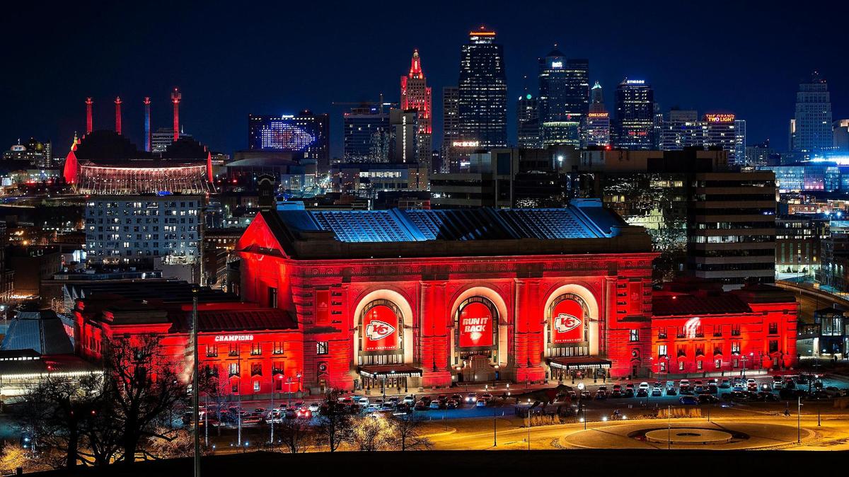 Union Station glows red against the backdrop of the Kansas City skyline in celebration of the Kansas City Chiefs Ôtrip to Super Bowl LV.