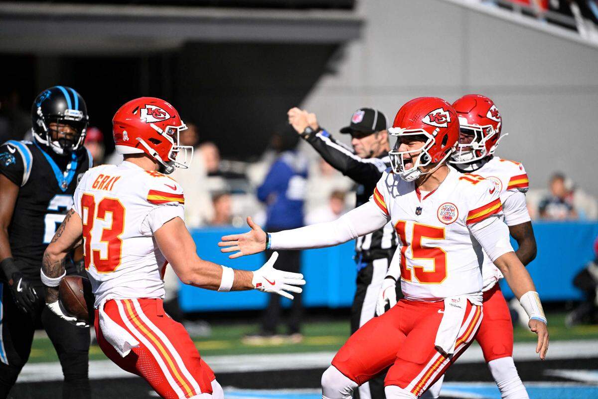 Kansas City Chiefs tight end Noah Gray (83) celebrates with quarterback Patrick Mahomes (15) after scoring a touchdown in the first quarter at Bank of America Stadium.