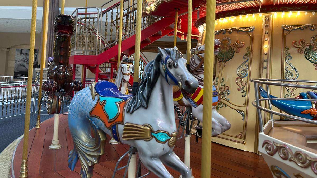 The current carousel is leaving Oak Park Mall. But the mall says it wants to bring in another one soon.