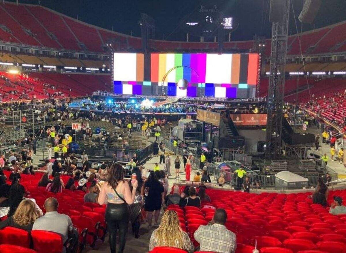 As fans drifted into Arrowhead before the show, a giant screen behind the stage was a riot of color.