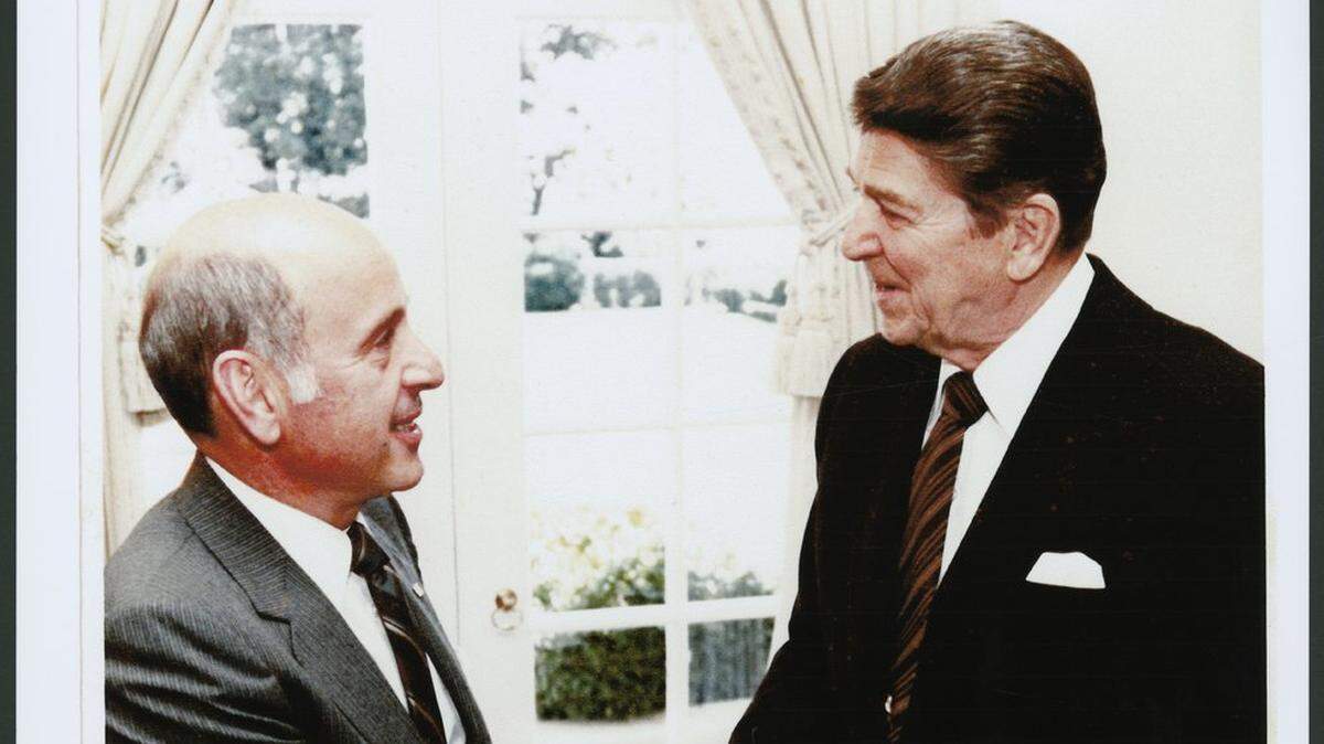 Former Kansas Attorney General Bob Stephan meets with former President Ronald Reagan in this undated photo.