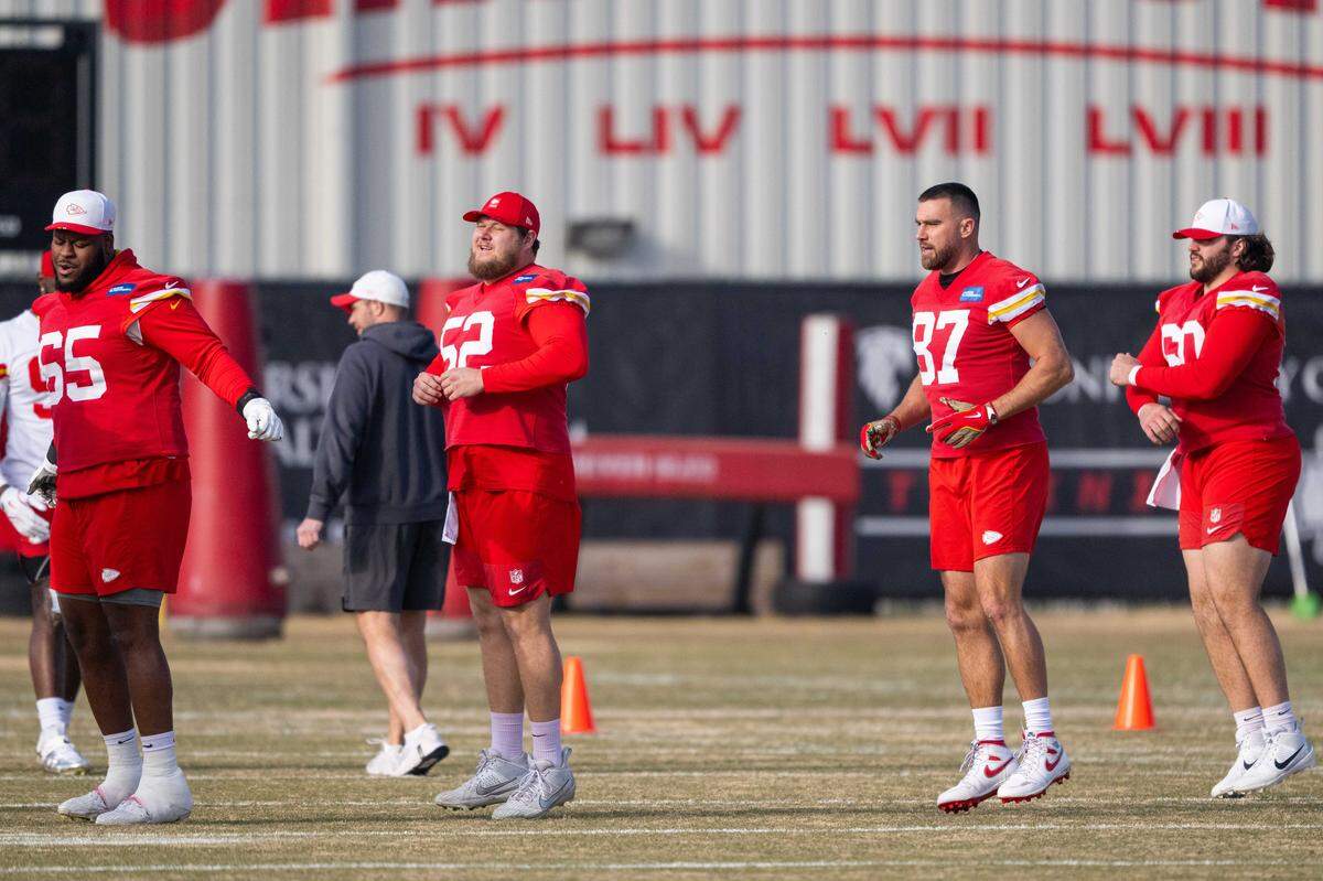 Kansas City Chiefs tight end Travis Kelce (87) and members of the Chiefs offensive line warm up prior to Chiefs practice on Tuesday, December 23, 2025.