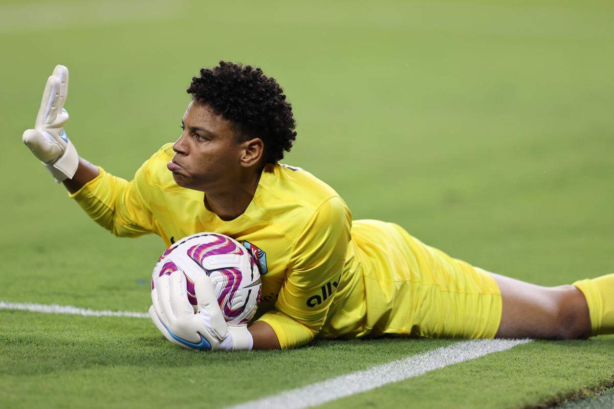 Kansas City Current goalkeeper AD Franch (21) reacts after a save against OL Reign during the second half at Children’s Mercy Park on Aug. 18, 2023.