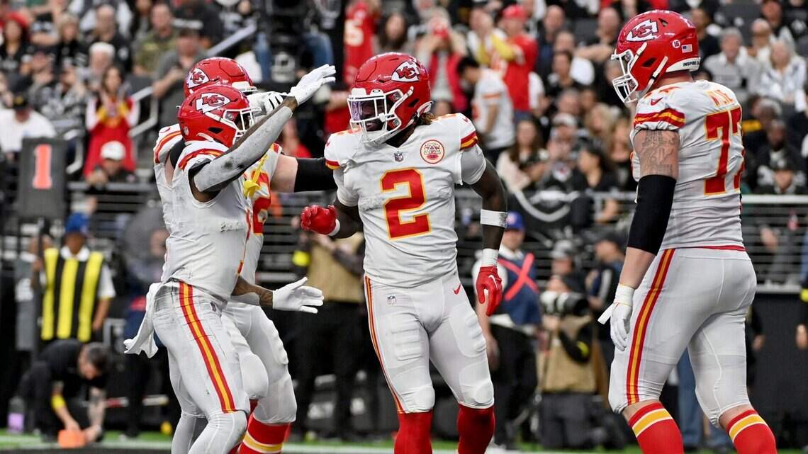 Chiefs hammer Raiders in regular-season finale, claim No. 1 AFC seed, bye for playoffs