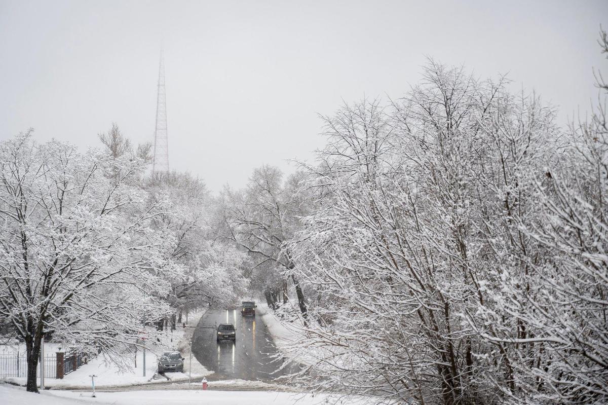 Commuters make their way along Gillham Road as heavy snow falls on Tuesday, Jan. 9, 2024, in Kansas City.