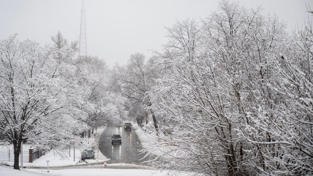Commuters make their way along Gillham Road as heavy snow falls on Tuesday, Jan. 9, 2024, in Kansas City.