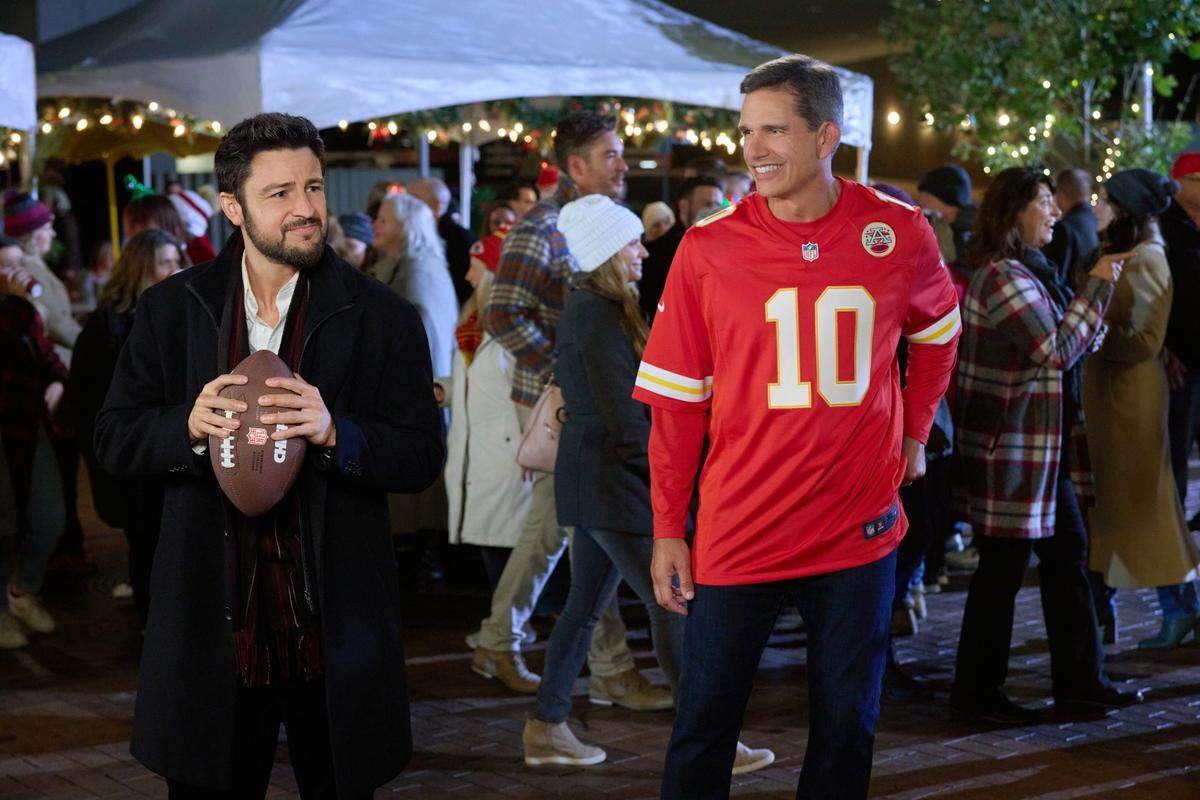 Trent Green (right), former Chiefs quarterback, during a scene last year in the popular Hallmark movie “Holiday Touchdown: A Chiefs Love Story.”
