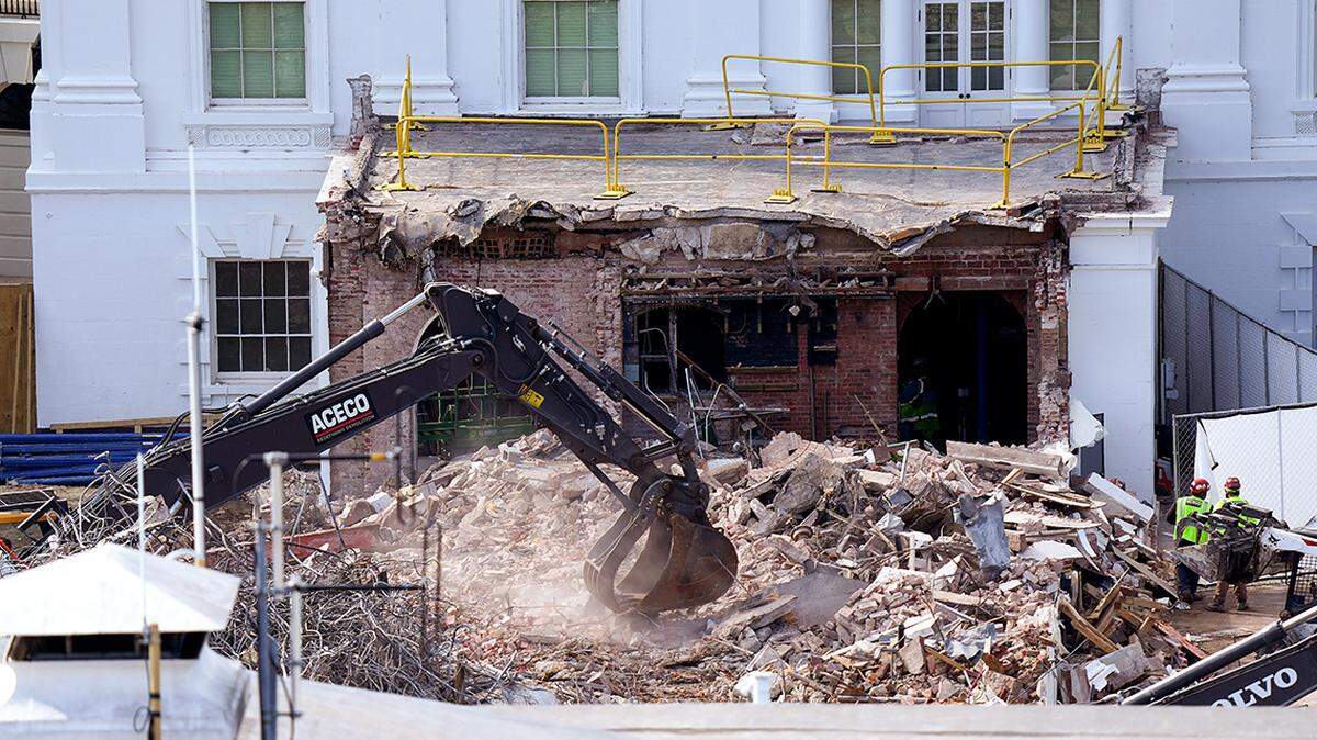 WASHINGTON, DC - OCTOBER 23: An excavator works to clear rubble after the East Wing of the White House was demolished on October 23, 2025 in Washington, DC. The demolition is part of U.S. President Donald Trump’s plan to build a multimillion-dollar ballroom on the eastern side of the White House. (Photo by Eric Lee/Getty Images)