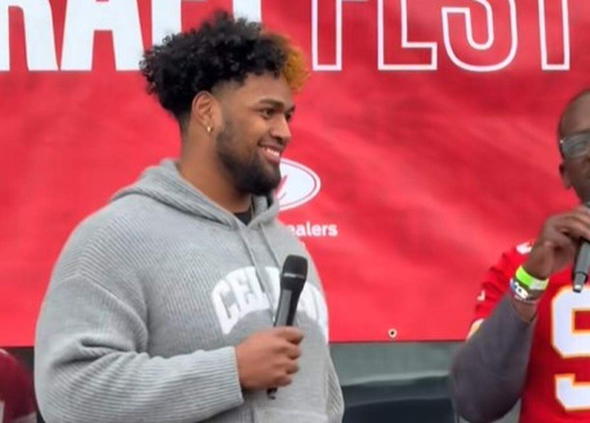 Josh Simmons talking to Chiefs fans in Overland Park.