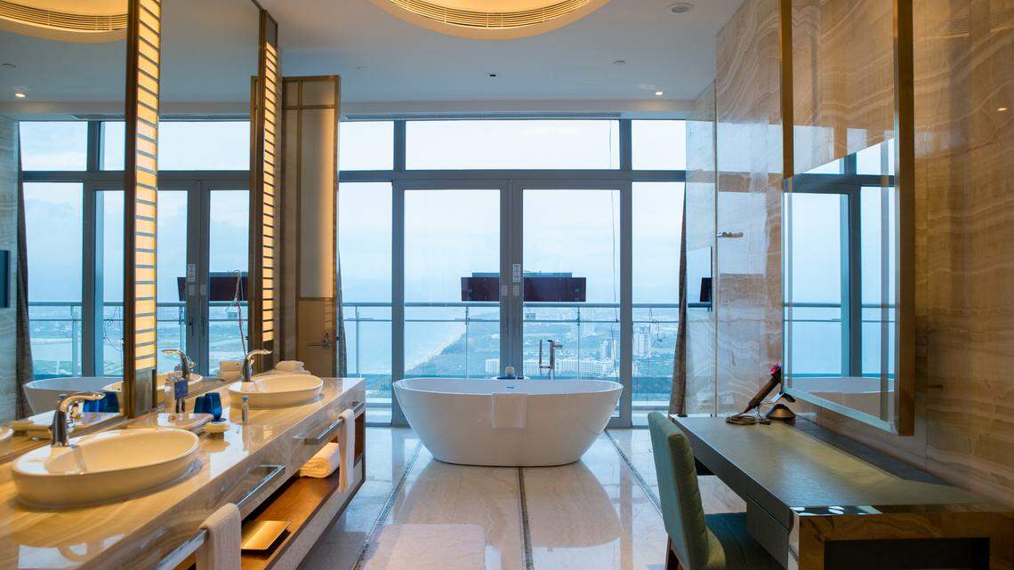 A clean luxurious bathroom.