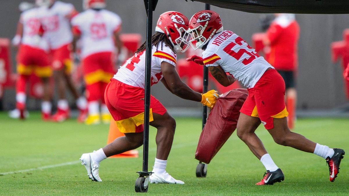 Chiefs linebacker Nick Bolton (54) goes up against linebacker Anthony Hitchens (53) during a Thursday workout at the team’s practice facility.
