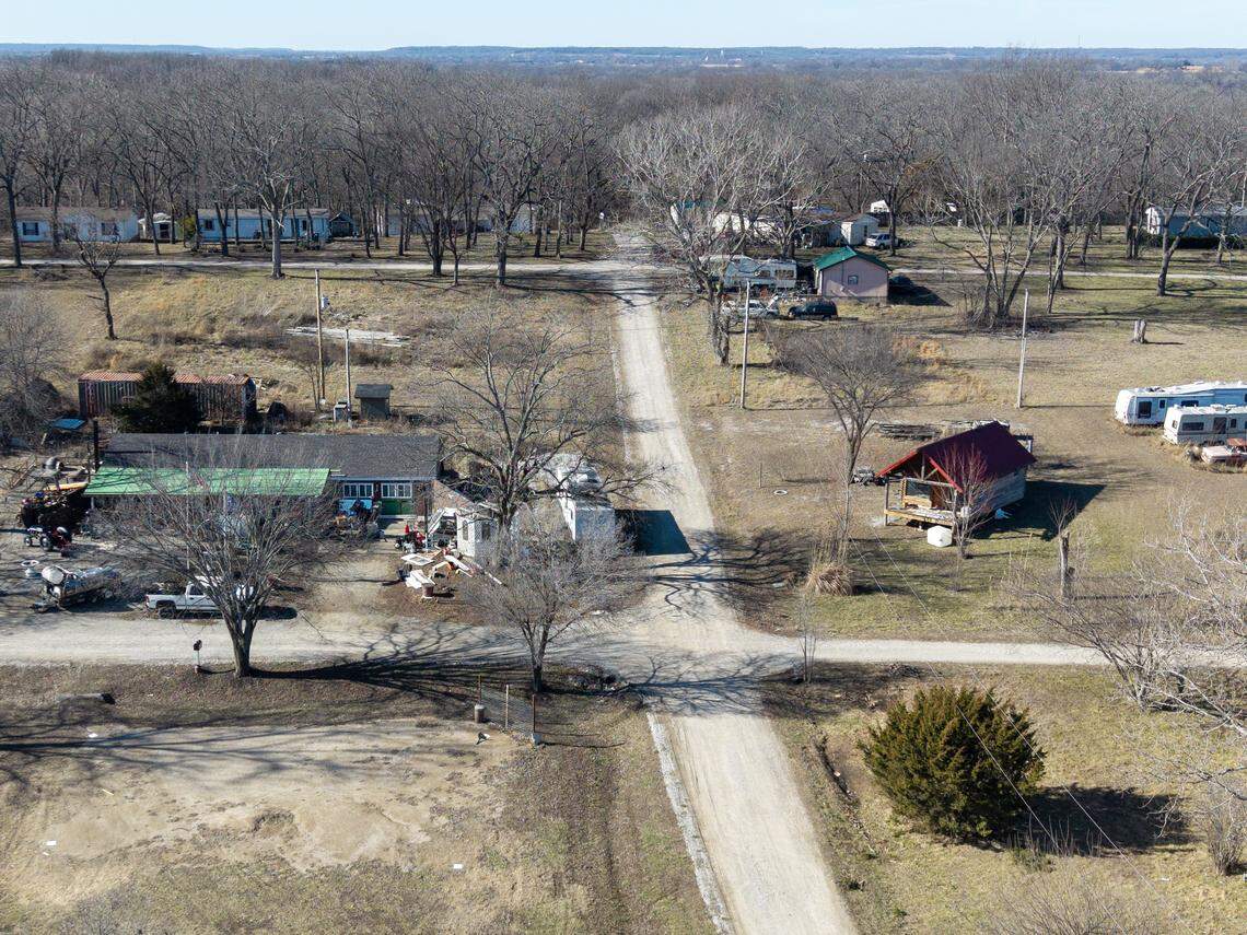 The home of Damon B. Leonard, 47, is seen on the left, on Monday, Jan. 12, 2026, in Pleasanton, Kansas.  Leonard is being held in the Bates County jail on charges related to the death of Airen Andula, 13, a neighbor, who was found dead in Bates County of multiple dog bites on Dec. 22, 2025. Leonard is with a charge of abandonment of a corpse. This charge alleges that Leonard moved the deceased teenager, Airen Andula, 13, from Kansas to Missouri and left the body in a creek bed. Other charges in Linn County include Interference with Law Enforcement, Criminal Desecration and having a Vicious Dog at Large. 