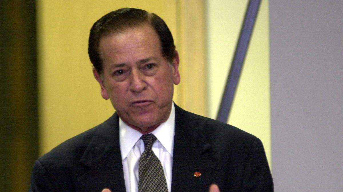 Former Kansas City Mayor Richard Berkley addressed members of the Kansas City Port Authority during a presentation on the proposed building of a new aquarium in downtown Kansas City in July 2000.