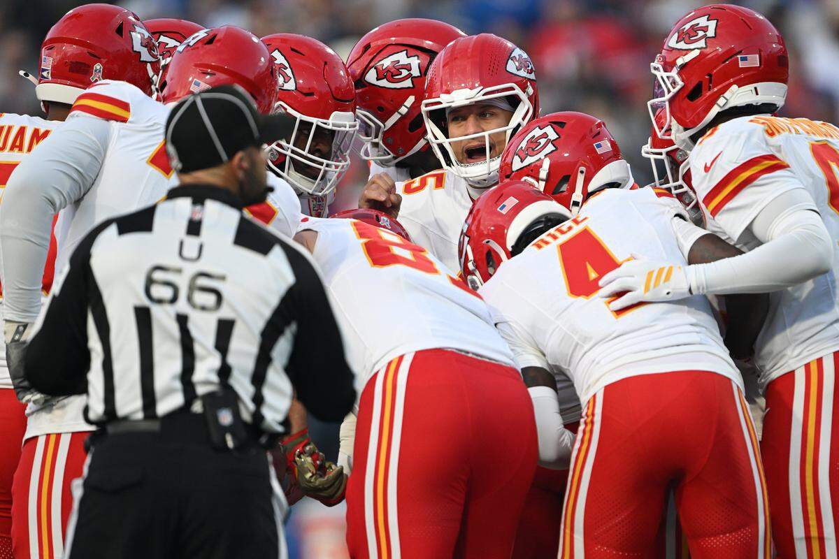 Kansas City Chiefs quarterback Patrick Mahomes huddles the offense during an NFL Week 9 game against the Buffalo Bills at Highmark Stadium in Orchard Park, New York, on Sunday, Nov. 2, 2025.